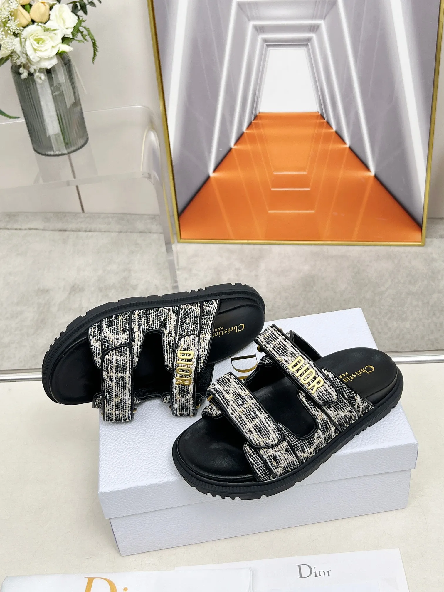 👟👟Ex-factory price 480👟👟Dior👏👏New classic style. 🔥Purchasing-level qualityThick-soled slippers popular in foreign counters. Upper➕Inner: original customized material, original mold opening of sole 1.1 (lightweight, code number 35-40 (41/42 can be customized)